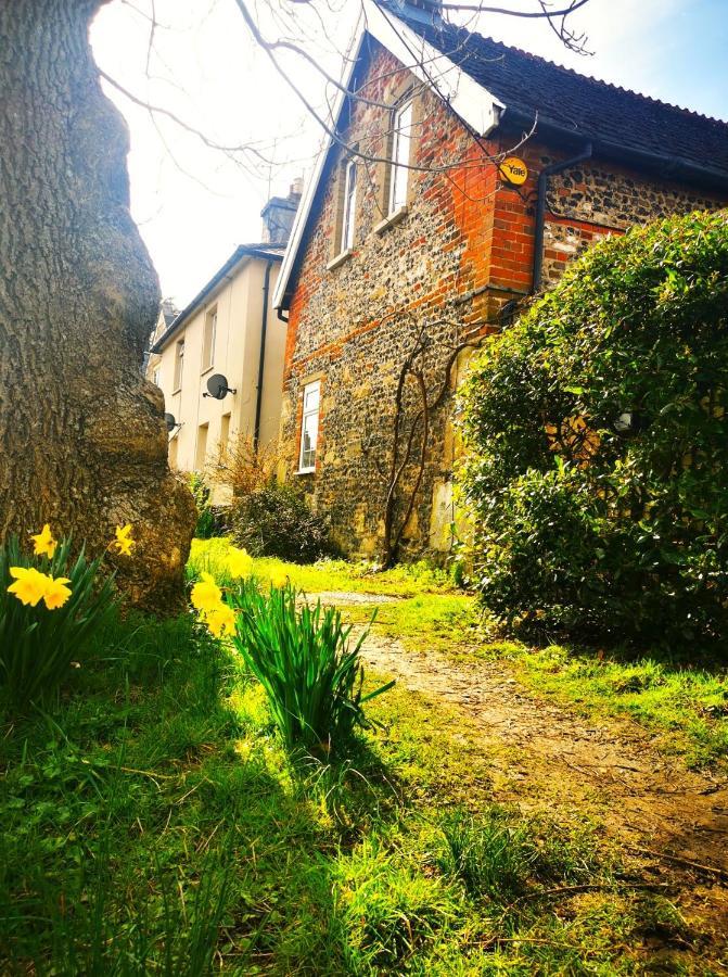 Historic, Traditional & Spacious Wiltshire Cottage Shrewton Exterior photo